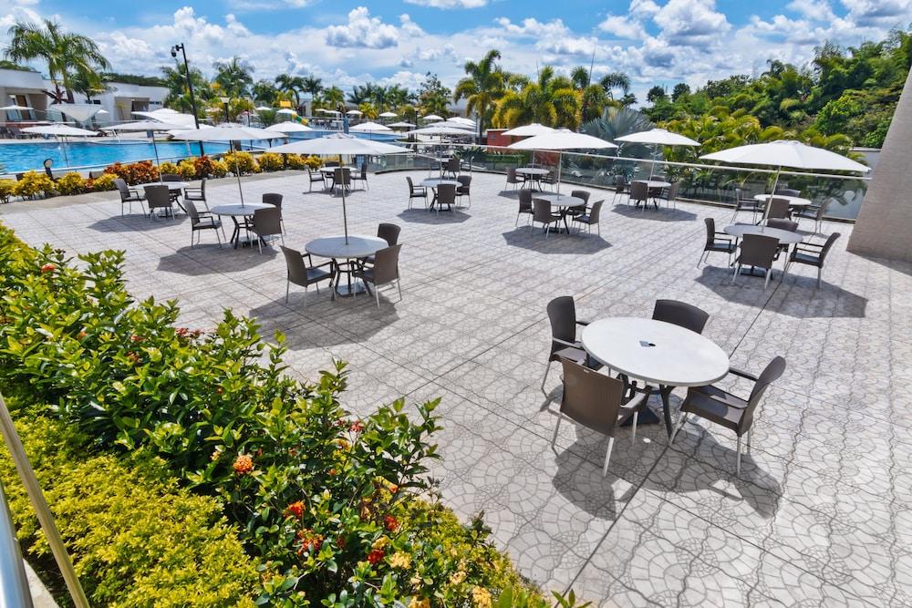 Sonesta Hotel Pereira Cerritos Exterior photo Rooftop pool at the Hilton San Salvador
