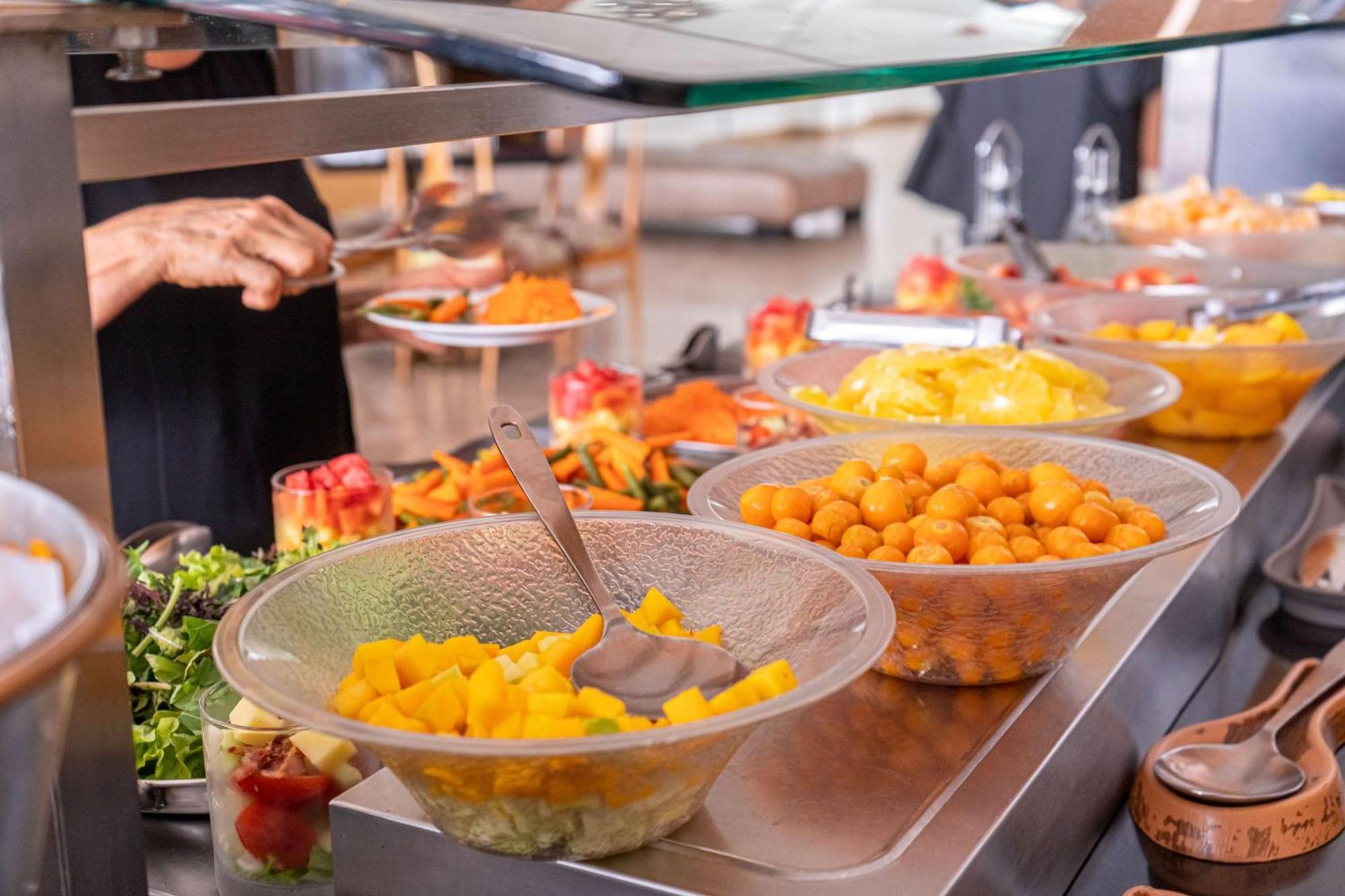 Sonesta Hotel Pereira Cerritos Exterior photo A salad bar